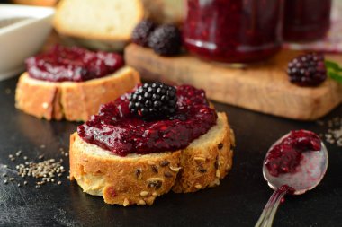 Lezzetli chia böğürtlen reçeli yakın çekim