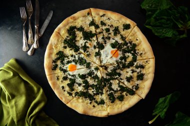 Siyah arka planda taze pizza. 