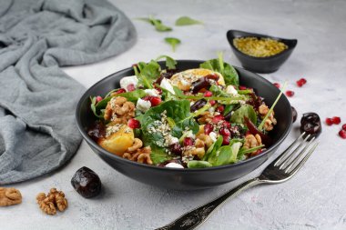 Cevizli ve zataar soslu ıspanak salatası 