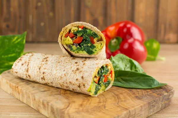 Çırpılmış yumurta ve sebzeli tofu paketleri.
