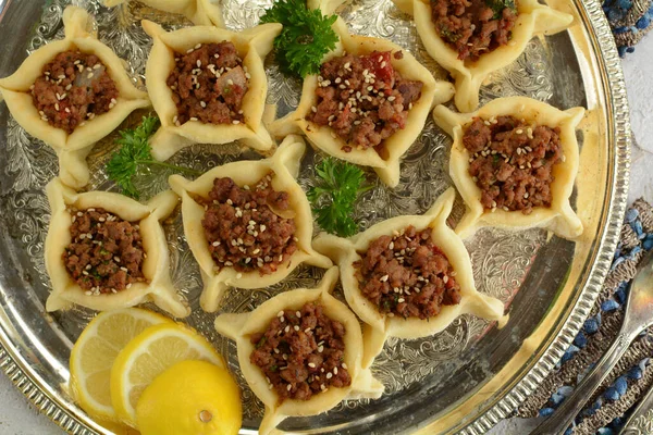 Традиционные Домашние Ливанские Мясные Пироги Sfeeha — стоковое фото