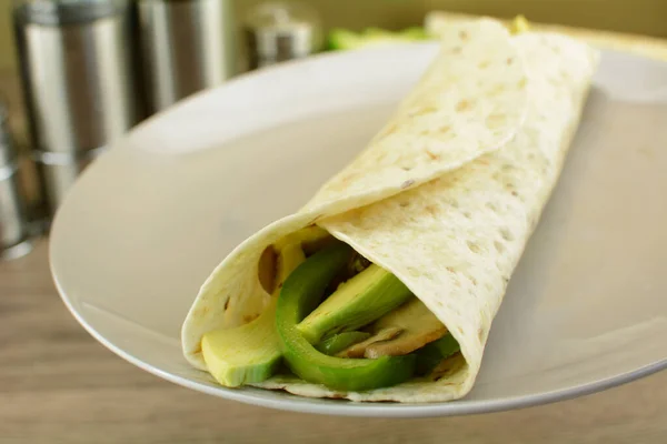 Κοντινό Πλάνο Από Νόστιμα Μανιτάρια Avocado Wrap — Φωτογραφία Αρχείου