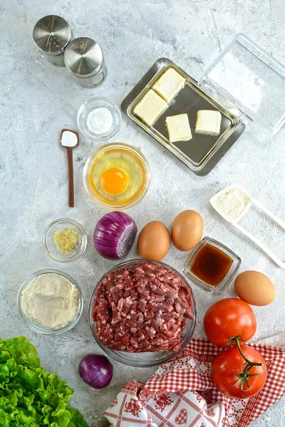 Lezzetli keto yumurtalı hamburgerlerden yakın çekim.