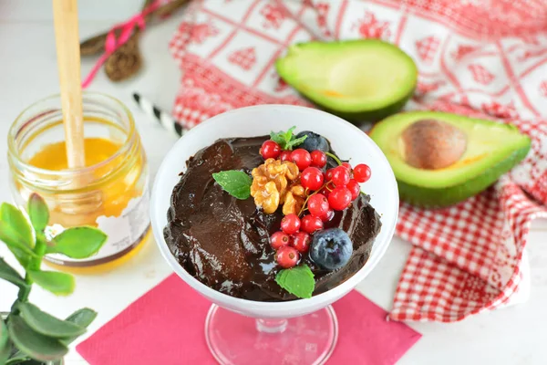Çikolatalı Avokado Mousse kasede