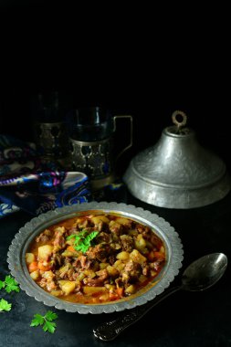 Doğu yahnisi masanın üstünde, yaklaşın.