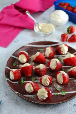 Krem şanti ve krem peynirle doldurulmuş peynirli cheesecake ile doldurulmuş çilekler.. 