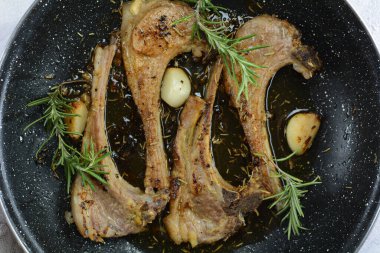 Dijonlu keto kuzu pirzolası.