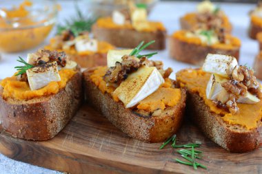 Tatlı patates ve brie crostini 