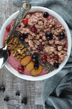 Mısır gevreği ve fındıklı lezzetli bir kahvaltı. 