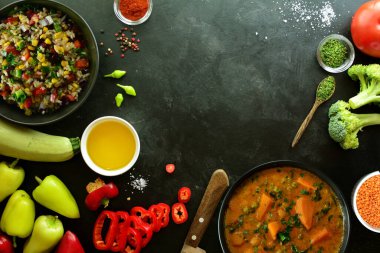 Taze Ürünler ve Siyah Arkaplanda Hazırlanmış Yemekler