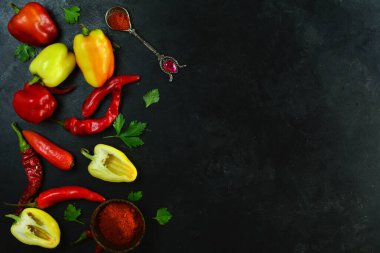 Kara Arkaplanda Biber ve Baharatlar 