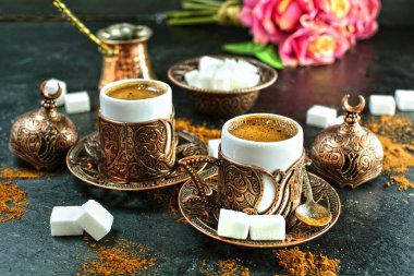 Masadaki siyah kahve fincanları.
