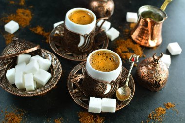 Masadaki siyah kahve fincanları.