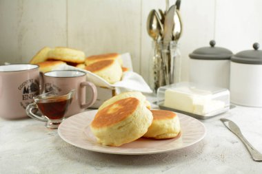 Ev yapımı İngiliz çörekleri. Nefis bir kahvaltı tarifi.