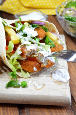 Balık kroket ve sebzeli pide.