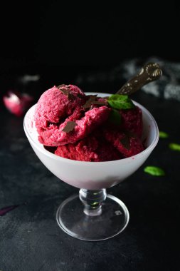 Lezzetli pancar dondurmasının yakın plan çekimi.