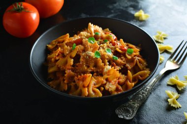  farfalle makarna, domates ve fesleğen.