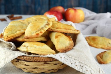 Masada ev yapımı elmalı turta var.
