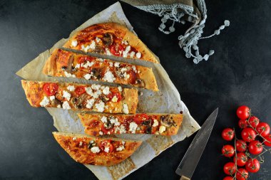 Lezzetli pizzanın yakın plan çekimi.