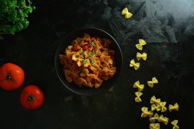 farfalle makarna, domates ve fesleğen.