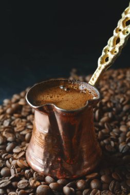 Kahve çekirdekleri ve kahve mutfaktaki masanın üstünde.