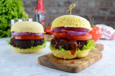Keto yumurtalı burgerler, kapatın.