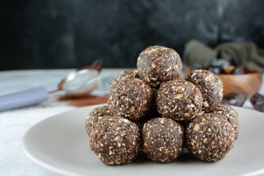 Yulaf ve Tarihli Mocha Enerji Topları