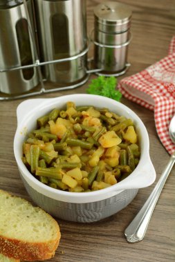 Yeşil fasulye ve patatesli nefis ev yapımı vegan güveci.