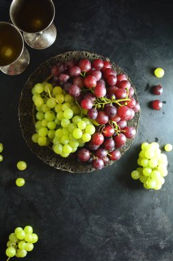 Siyah arkaplanda olgun üzümlerin üst görünümü
