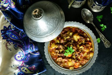 Doğu yahnisi masanın üstünde, yaklaşın.