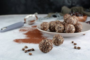 Yulaf ve Tarihli Mocha Enerji Topları