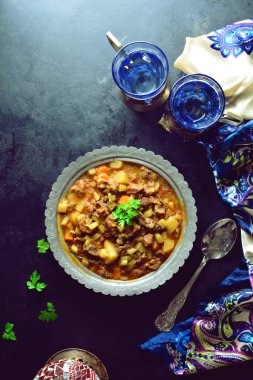 Doğu yahnisi masanın üstünde, yaklaşın.