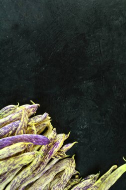 Siyah masadaki taze organik fasulyeleri kapatın.