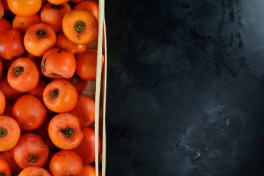 Siyah arkaplanda taze organik hurmalar 