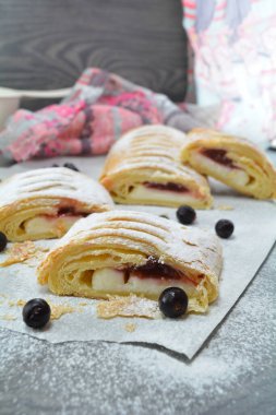 Kirazlı vanilyalı rulo yakın çekim