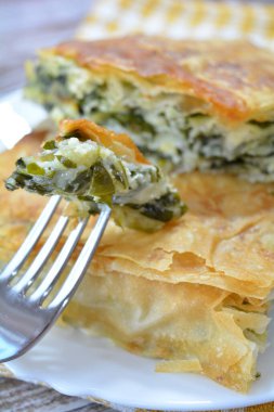 Ispanaklı turta parçaları yakın plan.