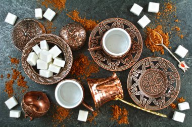  Bir masada fincanlar ve şeker