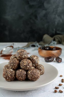 Yulaf ve Tarihli Mocha Enerji Topları