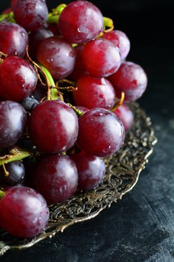 Siyah arka planda taze kırmızı üzümler