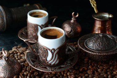 Siyah fincanlarda koyu kahve.