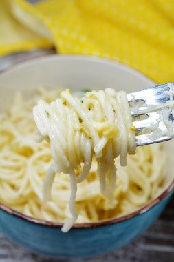 Peynirli leziz spagettiyi kapat.