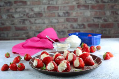 Krem şanti ve krem peynirle doldurulmuş peynirli cheesecake ile doldurulmuş çilekler.. 