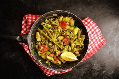 Avokado, kuşkonmaz ve bademli vegan ıspanağı Tagliatelle - glütensiz ve lifli zengin yemek