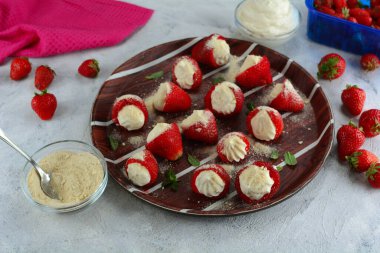 Krem şanti ve krem peynirle doldurulmuş peynirli cheesecake ile doldurulmuş çilekler.. 