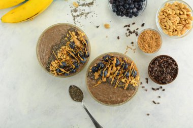 Chia Smoothie kaselerini kapat.