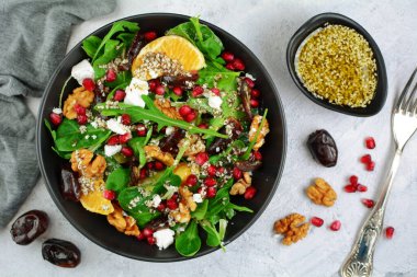 Ceviz ve Zaatar soslu lezzetli ıspanak salatası.