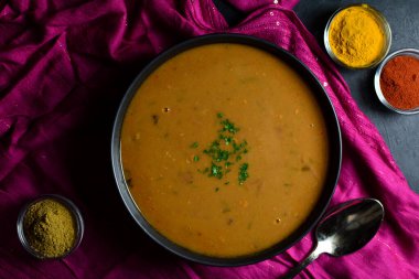 Tabakta ev yapımı köri. 