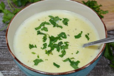 Kremalı mantar ve maydanozlu Gorgonzola Çorbası.