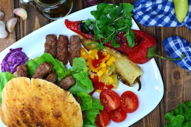 Pita Ekmekli Geleneksel Biftek Kebabı