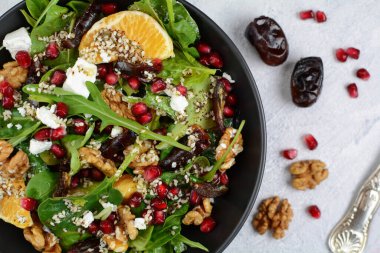 Cevizli ve zataar soslu ıspanak salatası 